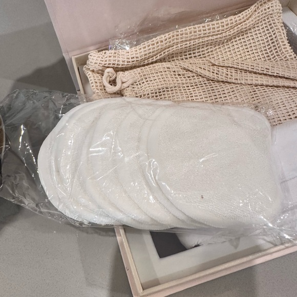 New magnetic box Neiman Marcus spa set, headband and cleansing clothes. - Picture 4 of 5